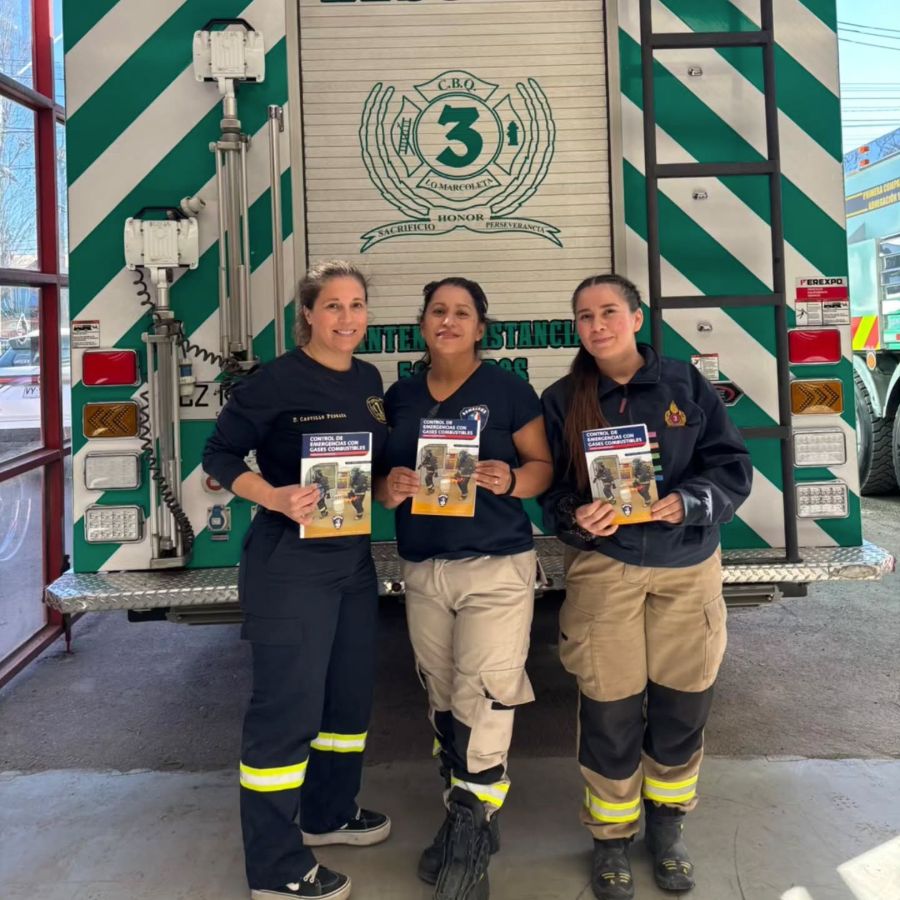Bomberas de la Tercera con el manual del curso Gases Combustibles